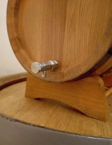 Sampling wine valve for wooden barrel